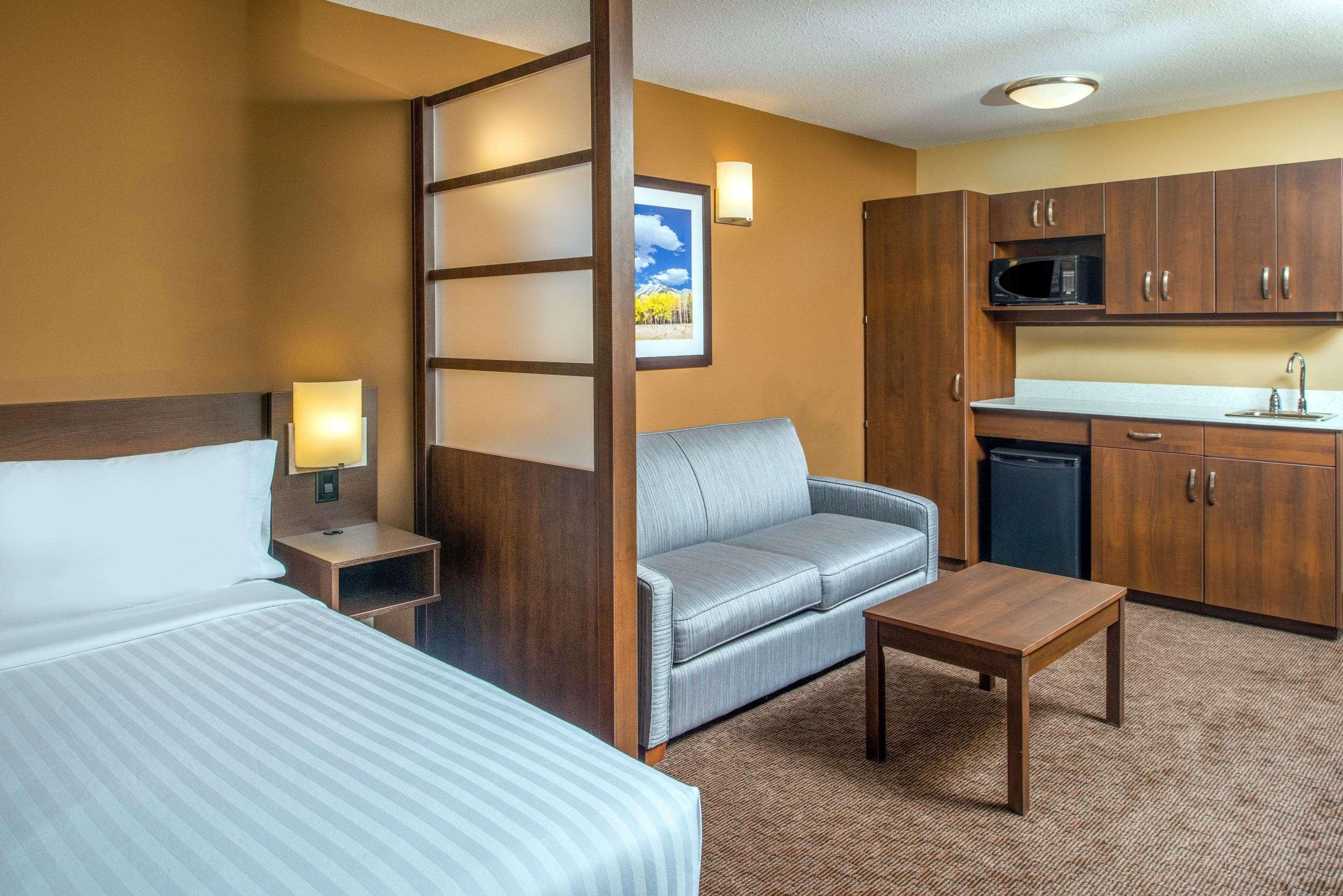 Microtel Inn & Suites By Wyndham Red Deer Luaran gambar