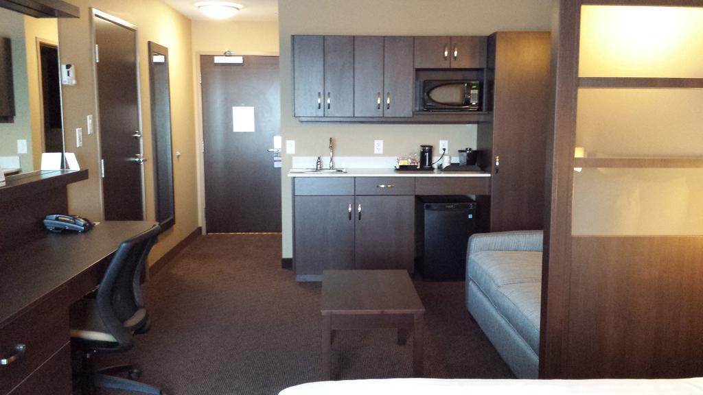 Microtel Inn & Suites By Wyndham Red Deer Bilik gambar