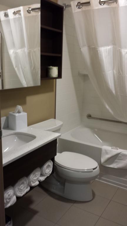 Microtel Inn & Suites By Wyndham Red Deer Bilik gambar